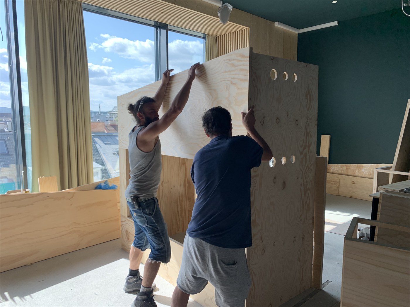 Monteure bei der Möbelmontage in einem Hotelzimmer
