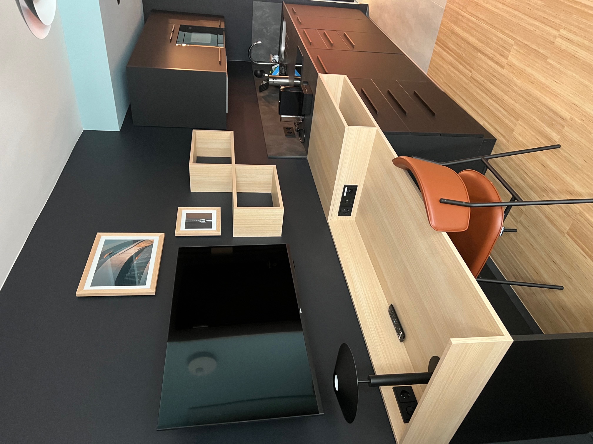 Zimmerdetail mit Sitzecke und Ausstattung im ADAGIO Stuttgart NeckarPark