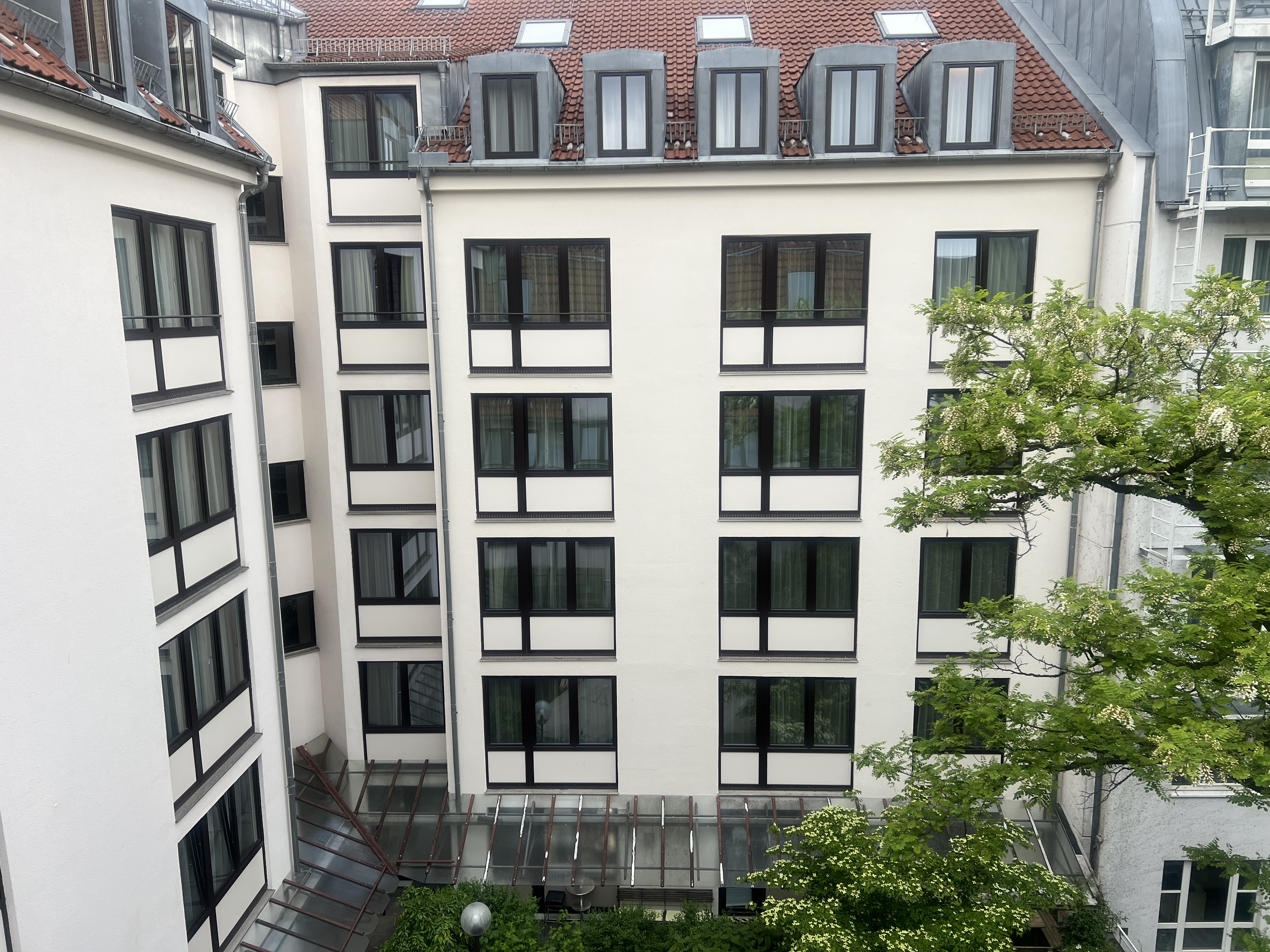 Fassadenansicht mit erneuerten Fenstern beim Hotel MERCURE München City