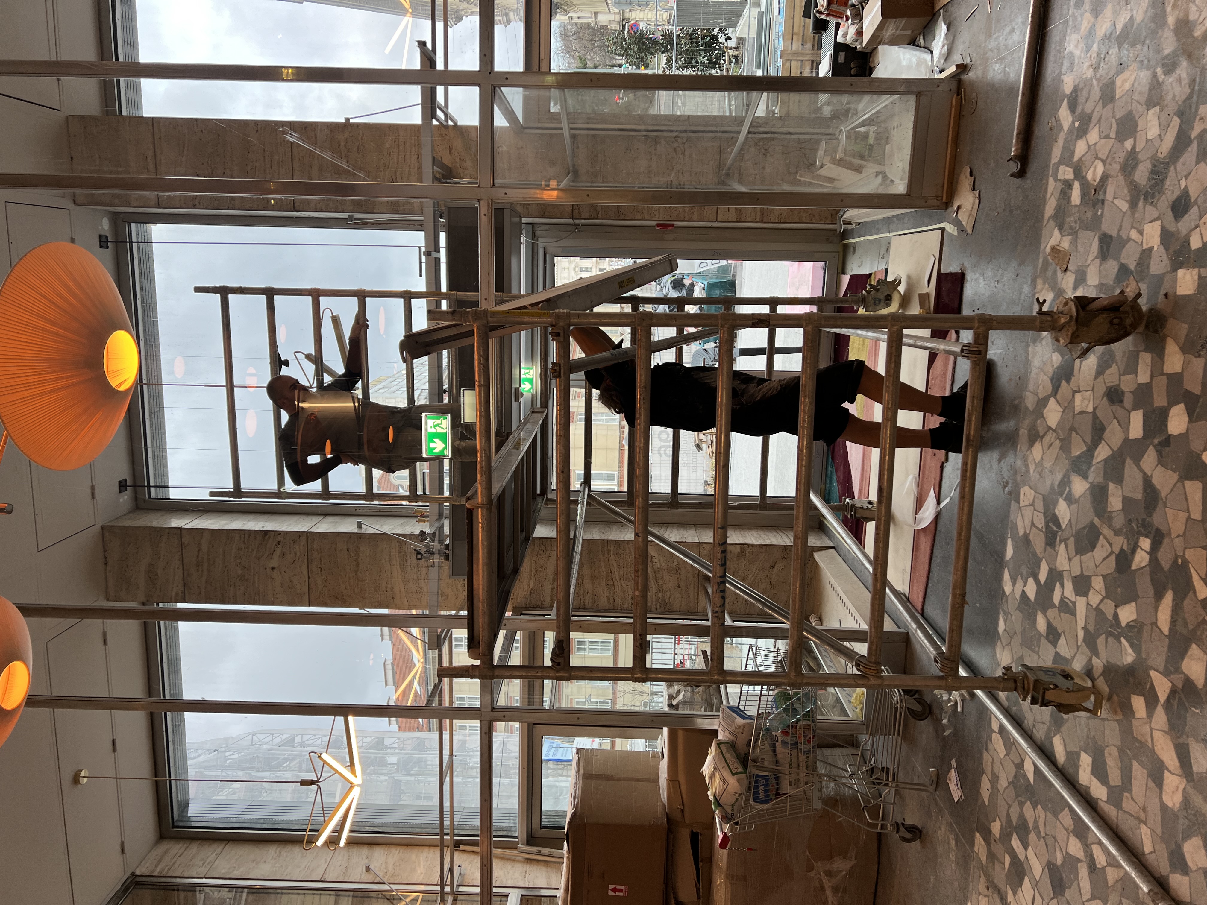 Montagearbeiten im Eingangsbereich im The Hoxton Wien